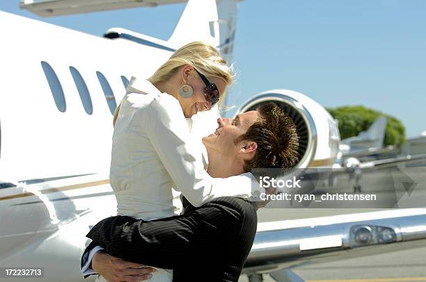 Traveluomo Daffari E Donna In Jet Privato - Fotografie stock e altre immagini di Organizzazioni aziendali - Organizzazioni aziendali, Relazione di coppia, Sensualità