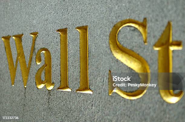 Złoty Znak Wall Street Rzeźbione W Kamień - zdjęcia stockowe i więcej obrazów Nowojorska Giełda Papierów Wartościowych - Nowojorska Giełda Papierów Wartościowych, Parkiet giełdowy, Giełda