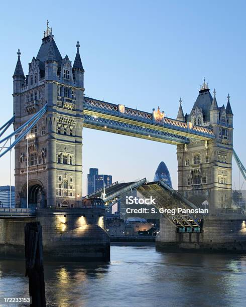 Тауэрский Мост Поднимающийся — стоковые фотографии и другие картинки Англия - Англия, Архитектура, Башня