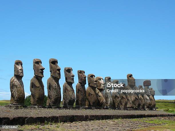 Foto de Ilha De Páscoa Chefes e mais fotos de stock de Destino turístico - Destino turístico, Estátua, Fotografia - Imagem