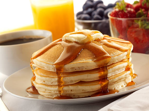 pancake-frühstück - pancake stack stock-fotos und bilder