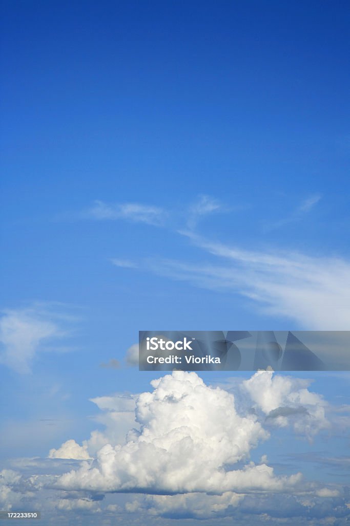 背景-青い空に雲 - カラー画像のロイヤリティフリーストックフォト