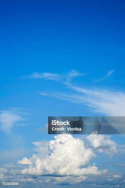 背景青い空に雲 - カラー画像のストックフォトや画像を多数ご用意 - カラー画像, ドラマチックな空模様, ロマンチックな空