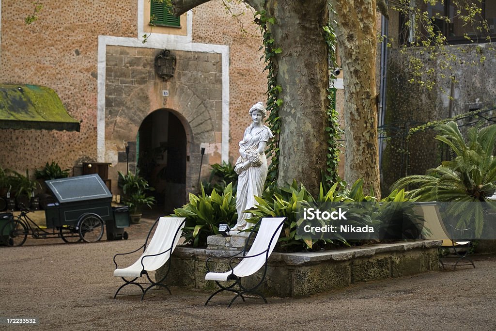 Estátua no jardim na Espanha - Foto de stock de Aldeia royalty-free