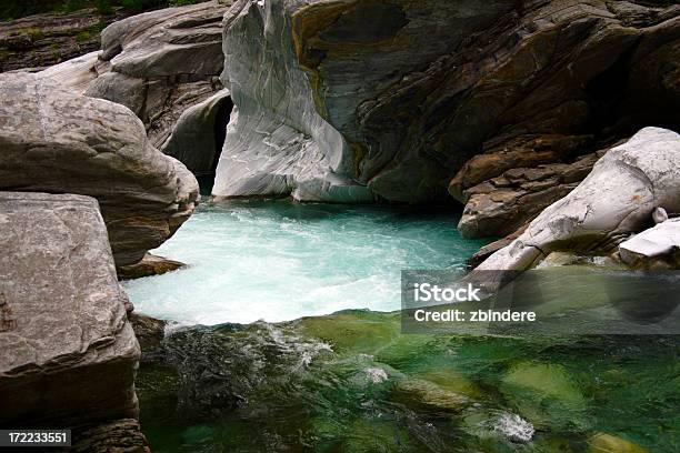 Río Boulder Verzasca Foto de stock y más banco de imágenes de Granito - Granito, Roca grande, Acantilado