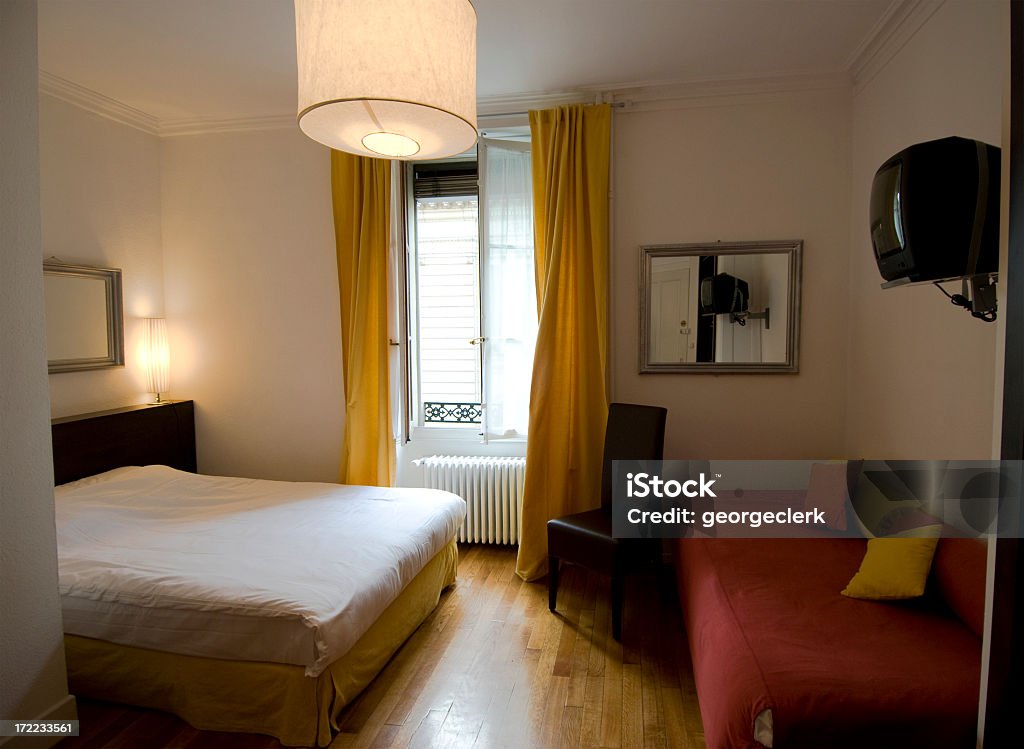 HABITACIÓN PEQUEÑA Europea - Foto de stock de Hotel libre de derechos