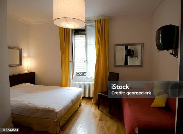 Mały Pokój W Hotelu Europejskiej - zdjęcia stockowe i więcej obrazów Hotel - Hotel, Skąpy, Pokój hotelowy