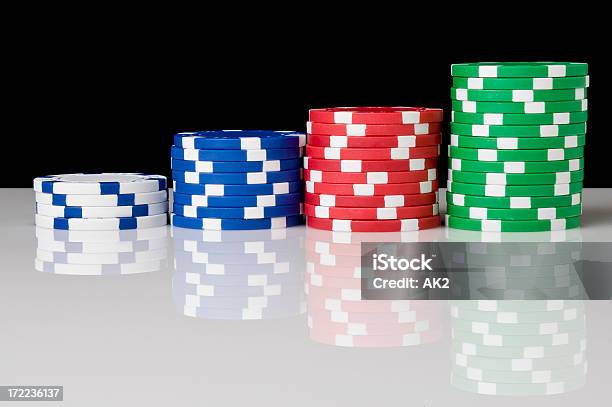 Casino Chips Com Reflexão - Fotografias de stock e mais imagens de Crescimento - Crescimento, Ficha de Apostas, Acaso