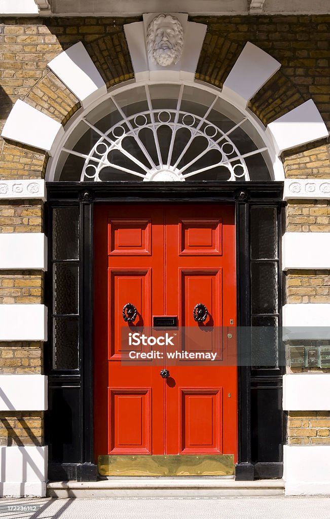 Красные двери дома в Лондоне в обрамлении в черный - Стоковые фото Англия роялти-фри