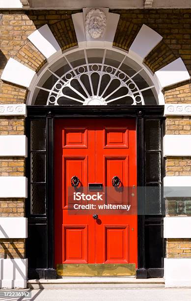 Красные Двери Дома В Лондоне В Обрамлении В Черный — стоковые фотографии и другие картинки Англия - Англия, Культура Англии, Парадная дверь