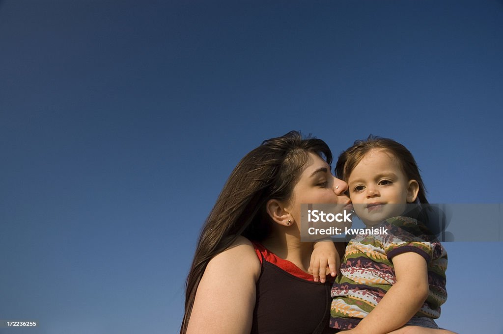 Rapariga e Jovem mulher - Royalty-free Abraçar Foto de stock