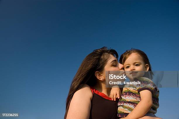 Rapariga E Jovem Mulher - Fotografias de stock e mais imagens de Abraçar - Abraçar, Acontecimentos da Vida, Adulto