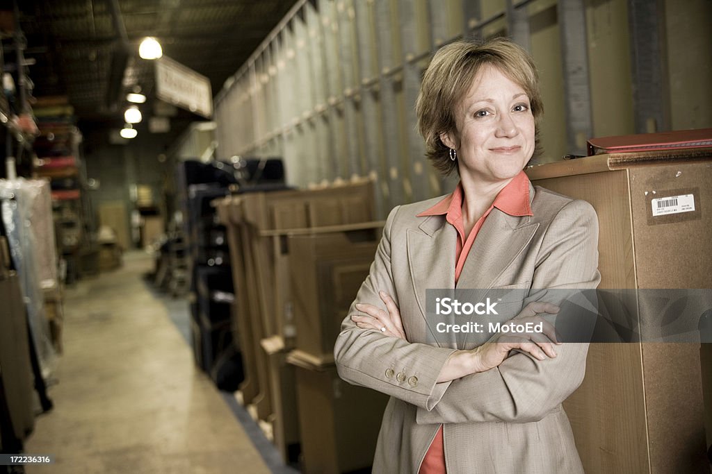 Femme d'affaires dans un entrepôt - Photo de Autosatisfaction libre de droits