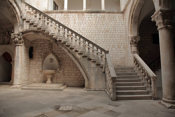 escalera de piedra y jardín. - gothic style castle church arch fotografías e imágenes de stock