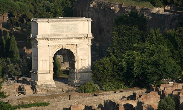 арка тита в сумерки - arch of titus стоковые фото и изображения