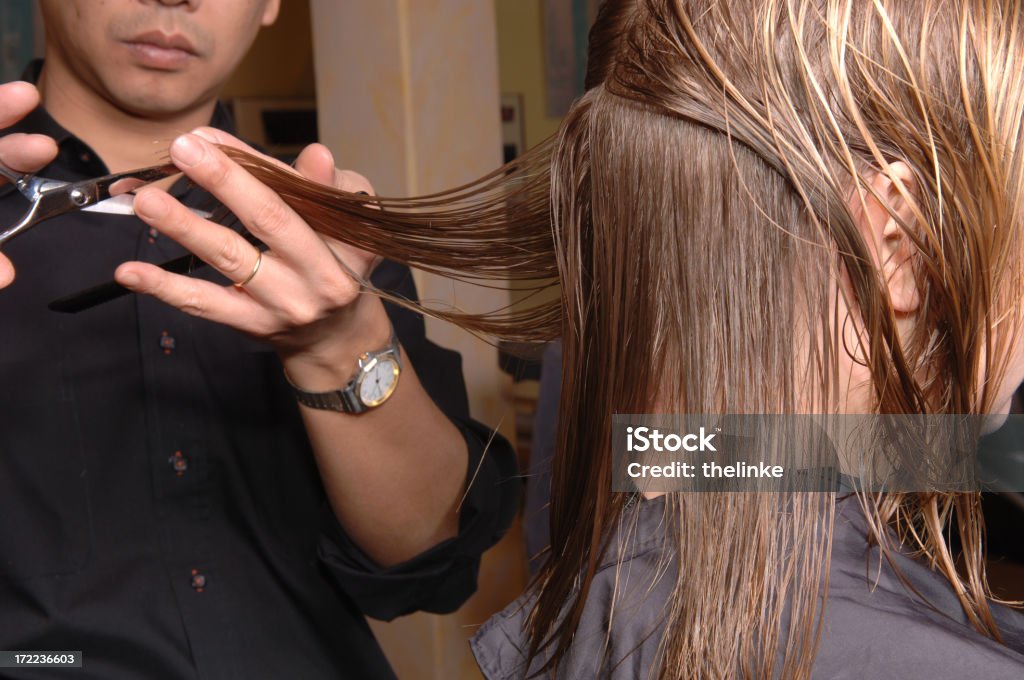 Coiffeur coupe les cheveux de la femme - Photo de Adulte libre de droits