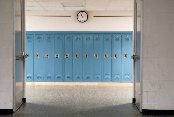 empty school hallway and lockers - lockerkast stockfoto's en -beelden