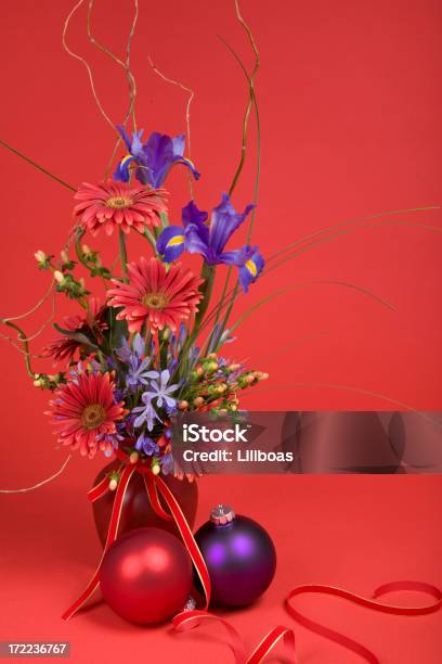 Natale In Rosso Con Motivo Floreale - Fotografie stock e altre immagini di Bacca - Bacca, Bouquet, Composizione verticale