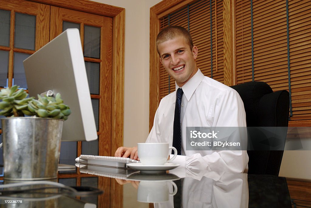 Empresario sonriente - Foto de stock de Adulto joven libre de derechos