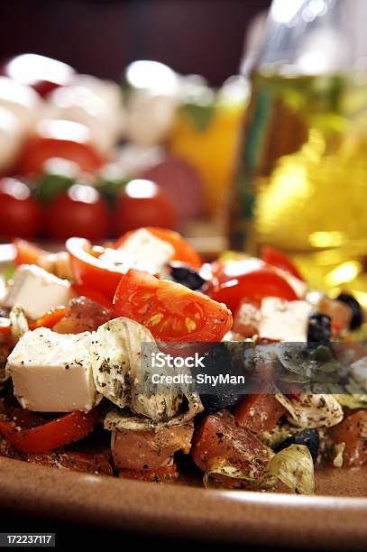 Ensalada Griega Foto de stock y más banco de imágenes de Aceite de oliva - Aceite de oliva, Aceite para cocinar, Aceituna