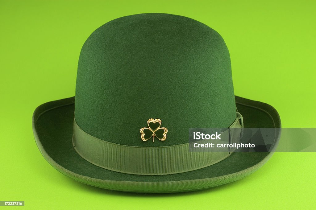 Irish Cappello a bombetta isolato su verde - Foto stock royalty-free di Bellezza