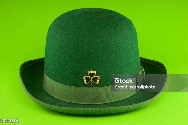 Irish Cappello A Bombetta Isolato Su Verde - Fotografie stock e altre immagini di Bellezza - Bellezza, Cappello, Cappello a bombetta