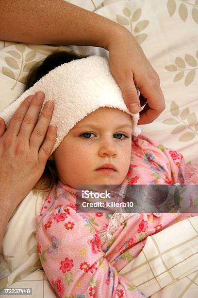 Chory Dziecko - zdjęcia stockowe i więcej obrazów Biały - Biały, Brązowe włosy, Choroba