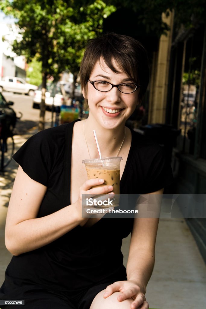 Jeune brunette femme avec un café glacé centre-ville - Photo de 18-19 ans libre de droits