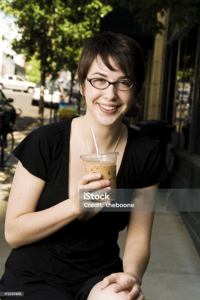 Jovem brunette mulher com um café gelado-Centro da cidade - Foto de stock de 18-19 Anos royalty-free