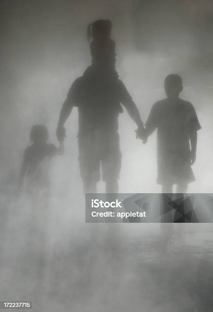 Familia De Sombra Foto de stock y más banco de imágenes de Fantasma - Fantasma, Niño, Niños