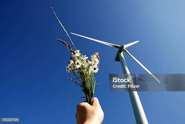 Flower Power - zdjęcia stockowe i więcej obrazów Na dole - Na dole, Turbina wiatrowa, Bezchmurne niebo