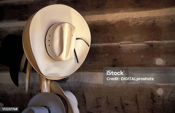Cappello Da Cowboy - Fotografie stock e altre immagini di Cappello da cowboy - Cappello da cowboy, Muro, Cappello