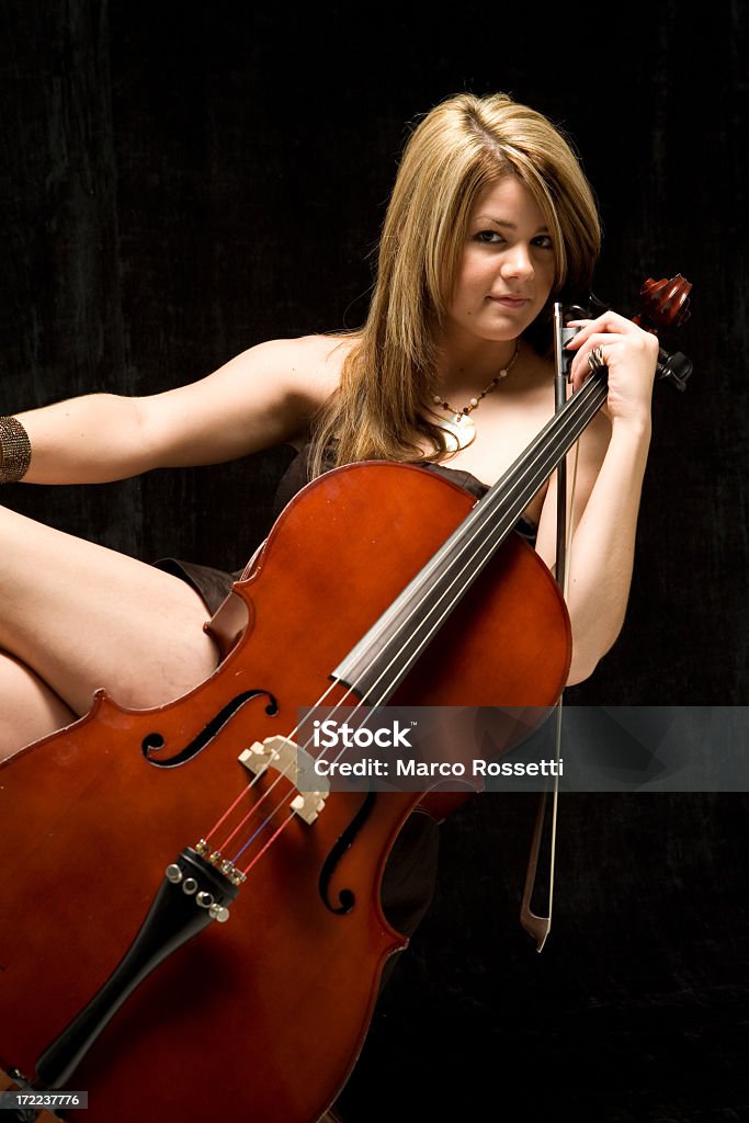 Atractivo violonchelista - Foto de stock de Adulto libre de derechos