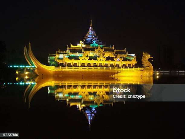 Karaweik Royal Barge - Fotografie stock e altre immagini di Acqua - Acqua, Attrezzatura per illuminazione, Buddismo