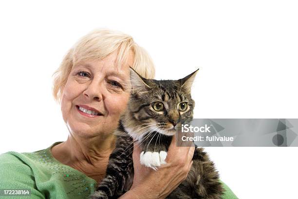 Kobieta Trzyma Kot - zdjęcia stockowe i więcej obrazów Kobiety - Kobiety, Kot domowy, Białe tło