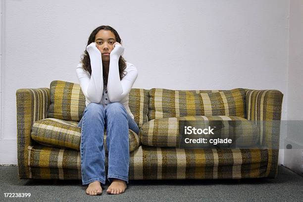 Die Langeweile Stockfoto und mehr Bilder von Teenager-Alter - Teenager-Alter, Traurigkeit, Sofa