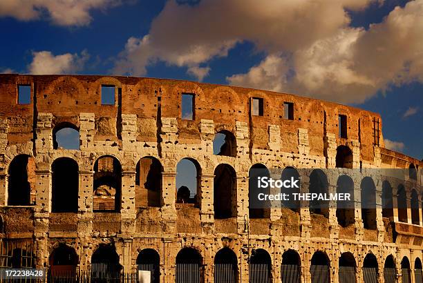 Romano Colosseo - Fotografie stock e altre immagini di Capitali internazionali - Capitali internazionali, Colosseo, Composizione orizzontale