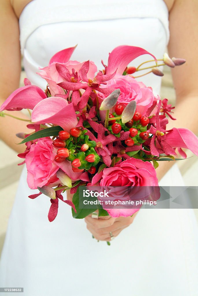 Schöne einfache Rosa Hochzeit Bouquet wird durch die Braut - Lizenzfrei Ausgebleicht Stock-Foto