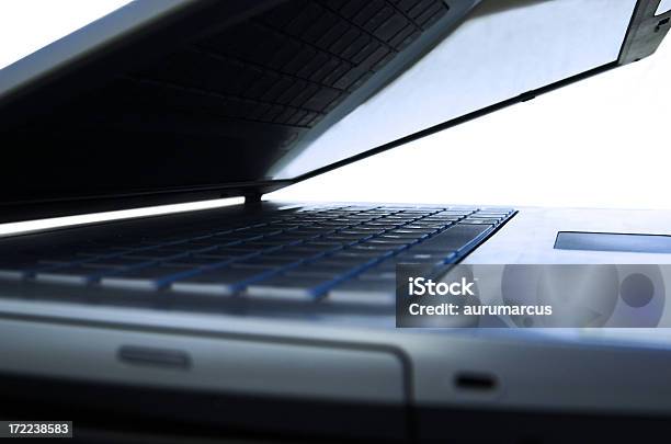 Laptop Stockfoto und mehr Bilder von Arbeiten - Arbeiten, Ausrüstung und Geräte, Baumarkt