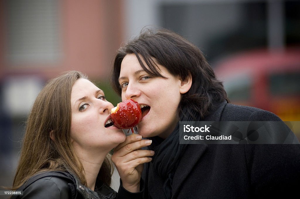 Eating an apple - Стоковые фото Близость роялти-фри