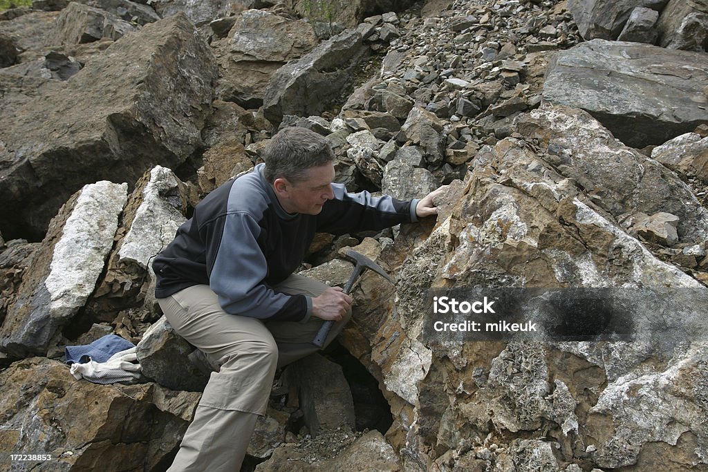 Geologe Wissenschaftler Mann schaut am rock in quarry - Lizenzfrei Geologe Stock-Foto