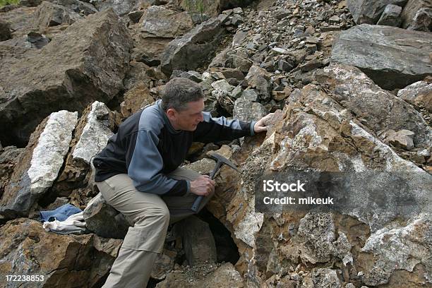 Geologe Wissenschaftler Mann Schaut Am Rock In Quarry Stockfoto und mehr Bilder von Geologe