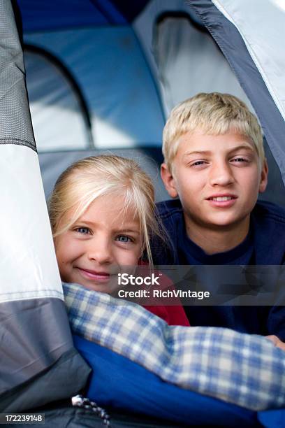 Foto de Happy Campers e mais fotos de stock de 6-7 Anos - 6-7 Anos, Acampar, Azul