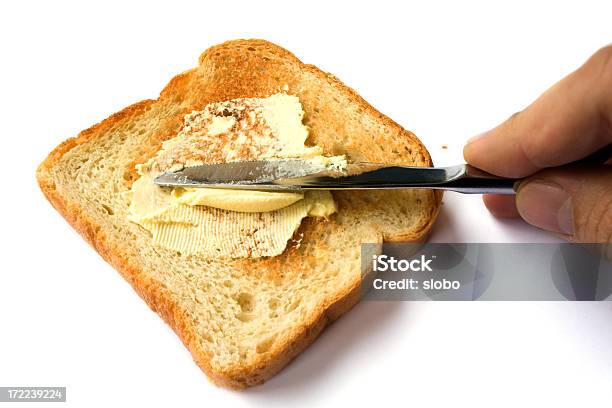 Aufstreichen Butter Auf Getoastetem Brot Stockfoto und mehr Bilder von Aufstrich - Aufstrich, Ausbreiten, Backen