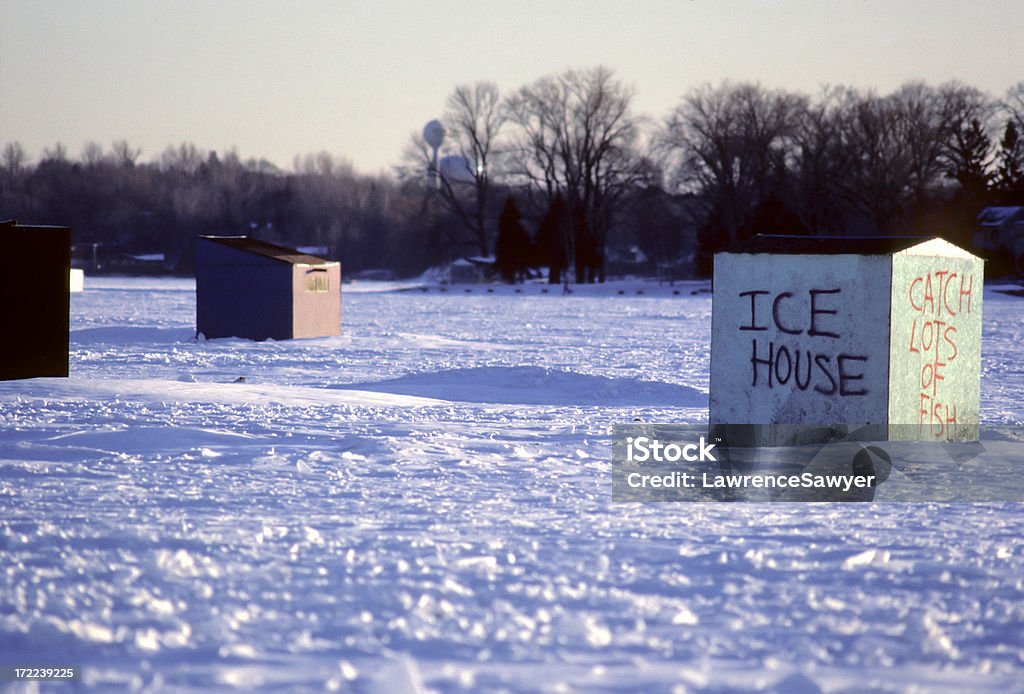 Зимняя рыбалка домов, Миннесота - Стоковые фото Зимняя рыбалка роялти-фри