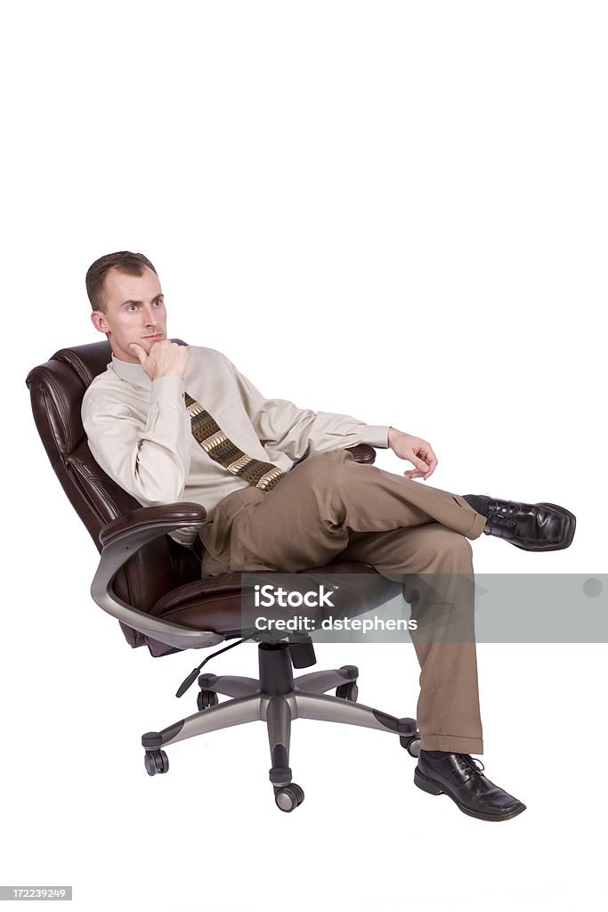 Задумчивый молодой бизнесмен, сидя на Офисное кресло - Стоковые фото 30-39 лет роялти-фри