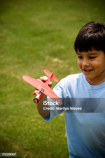 Avião De Papel - Fotografias de stock e mais imagens de Colorido - Colorido, Criança, Parque Infantil