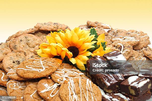 Piatto Di Biscotti - Fotografie stock e altre immagini di Biscotto con gocce di cioccolato - Biscotto con gocce di cioccolato, Biscotto secco, Cibi e bevande