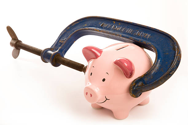 свинья-копилка под давлением - budget savings home finances too small стоковые фото и изображения