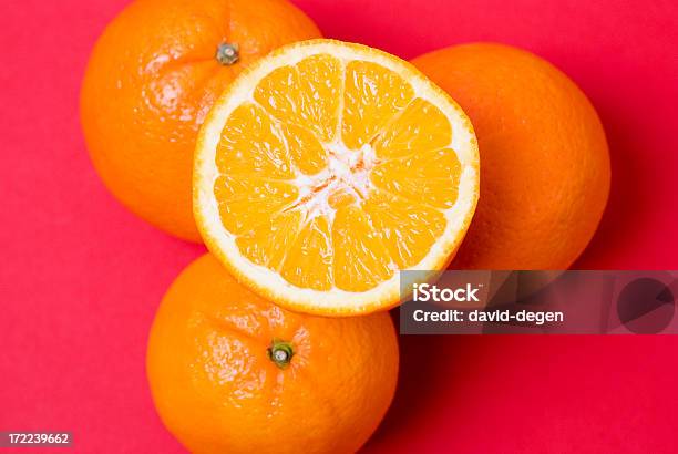 Pomarańcze Na Czerwonym Tle - zdjęcia stockowe i więcej obrazów Bez ludzi - Bez ludzi, Botaniczne kosmetyki SPA, Czerwony